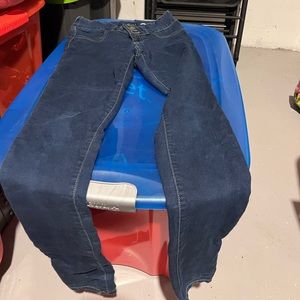 In excellent condition!! Blue jeans 👖